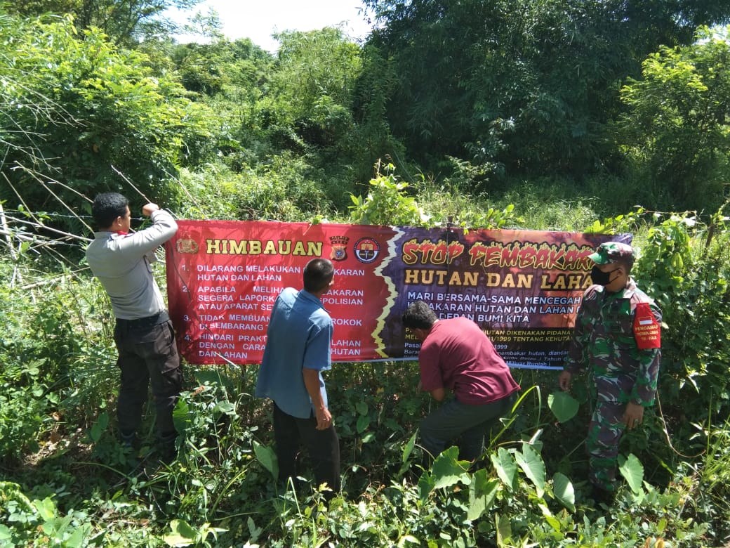 Babinsa – Bhabinkamtibmas Pasang Spanduk Larangan Pembakaran Hutan dan Lahan