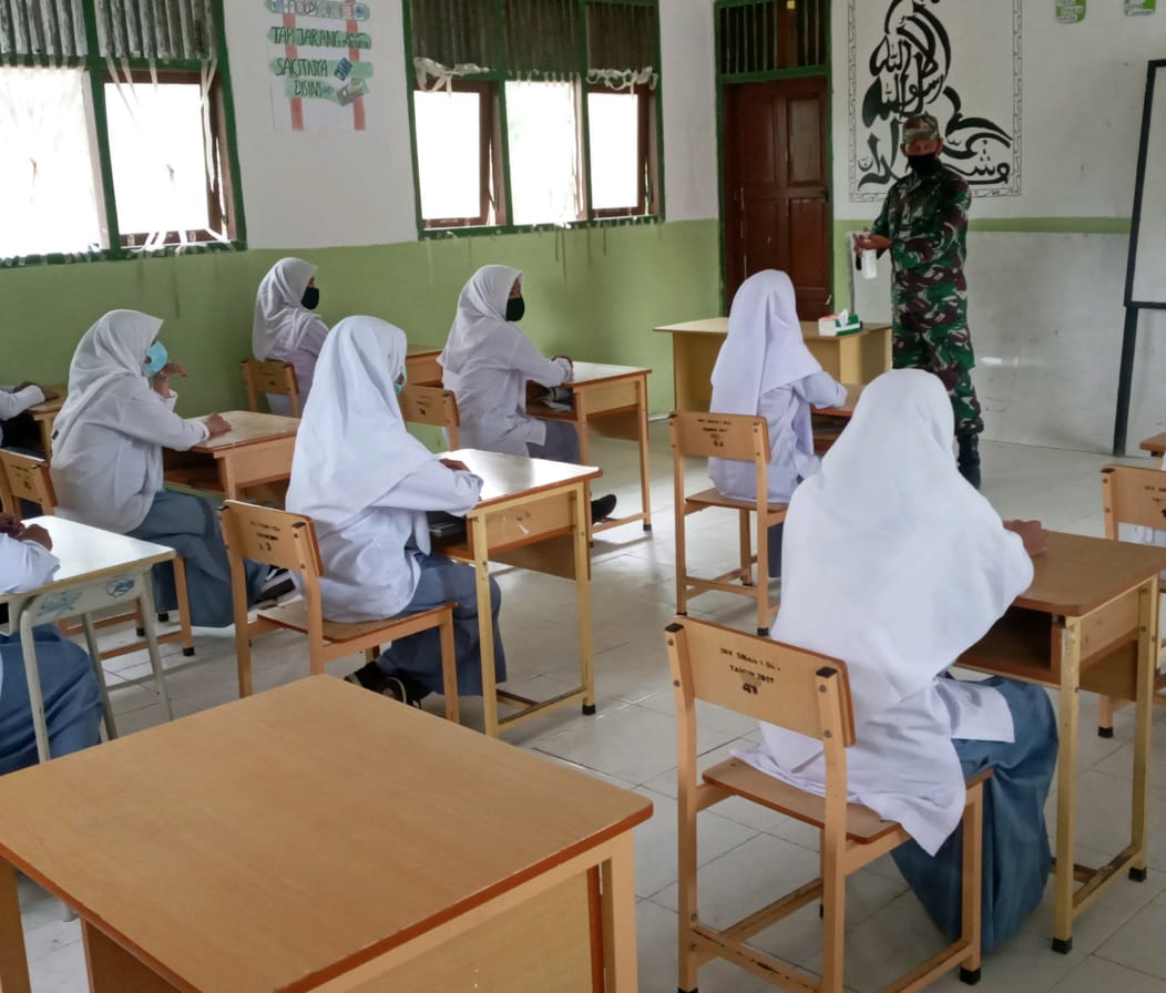 Babinsa Berikan Edukasi dan Sosialisasi Pemakaian Handsanitrezer