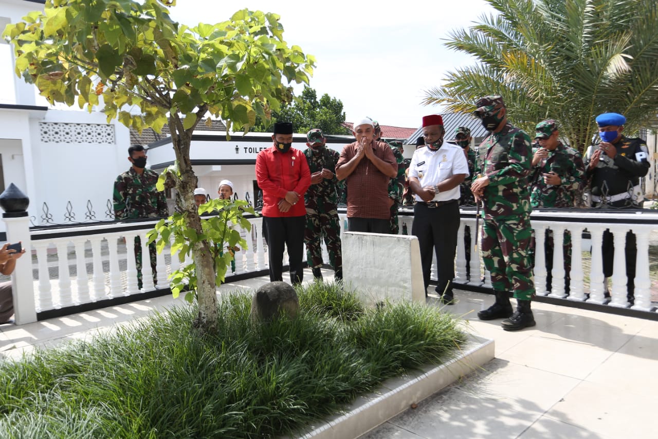 Pangdam IM Ziarahi Makam Teungku Syi Di Beureu