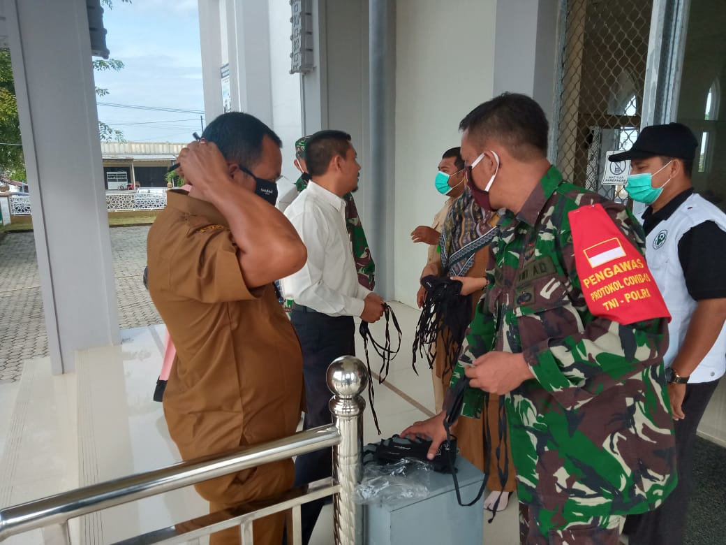 Babinsa Koramil Calang Bantu Petugas Medis Bagikan Masker