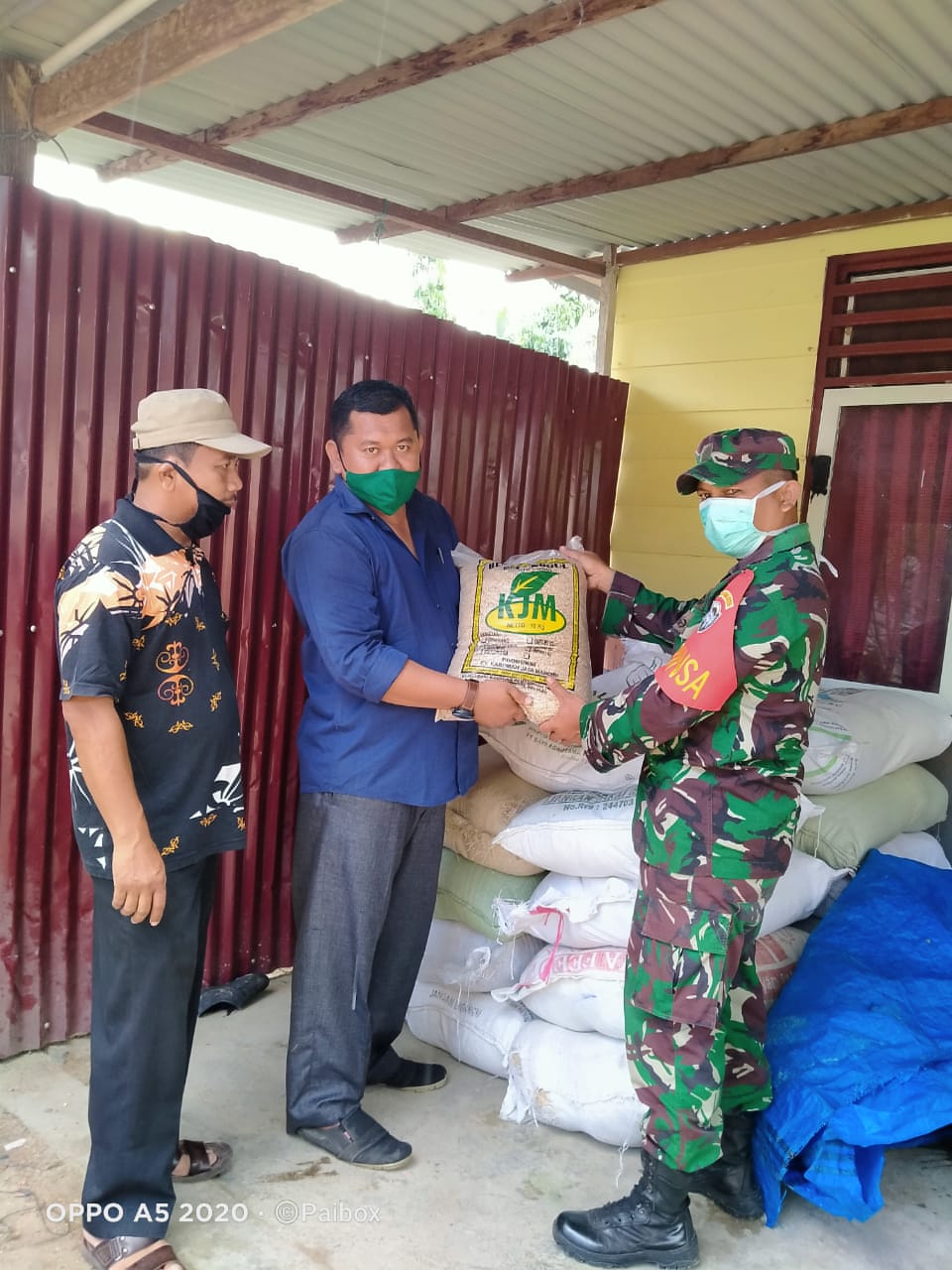 Babinsa Posramil Simeulue Cut Dampingi Pendistribusian Bibit Padi