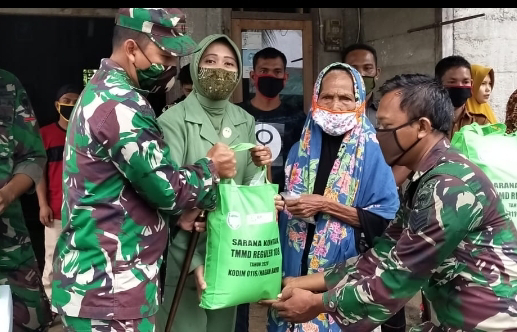 Ucap Terima Kasih, Satgas TMMD Nagan Raya Bagikan Sembako dan AlQuran Warga Desa Tuwi Buya