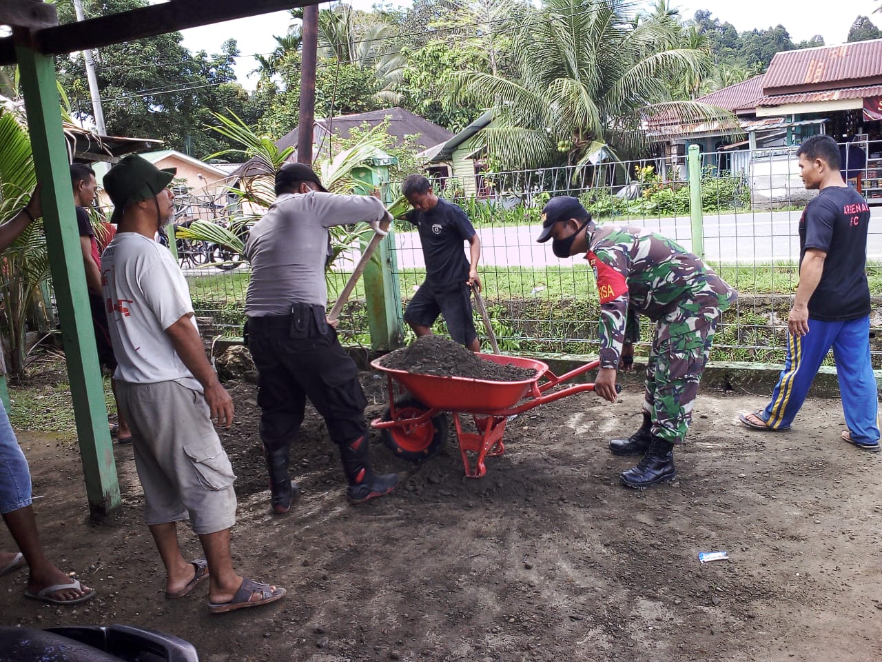 Babinsa Bantu Warga Bangun Meunasah
