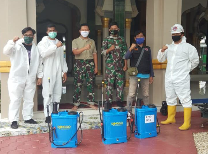 Bintaldam Bersama Bpbd Kodya Banda Aceh Melaksanakan Peyemprotan Disinfektan Di Lingkungan Masjid Baabul Mawaddah Makodam IM