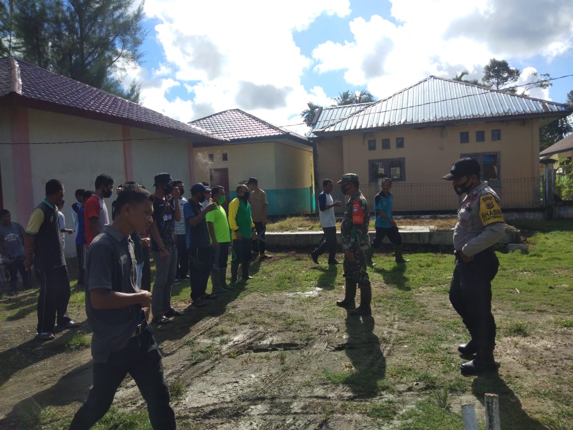 Babinsa, Koramil 02/Simteng Melaksanakan Pembersihan Jalan Bersama Muspika Dan Warga