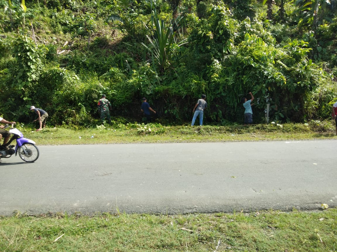 Bersihkan Badan Jalan, Babinsa dan Warga Gelar Gotroy