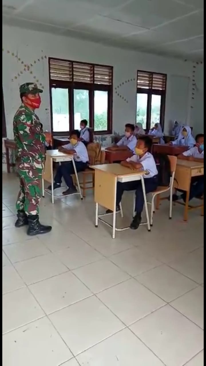 Wujudkan Kepedulian, Kopda Esra Sinurat Datangi Beberapa Sekolah di Wilayah Binaannya.