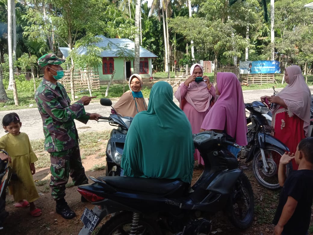 Sertu Parwoto Himbau Warga Gunakan Masker