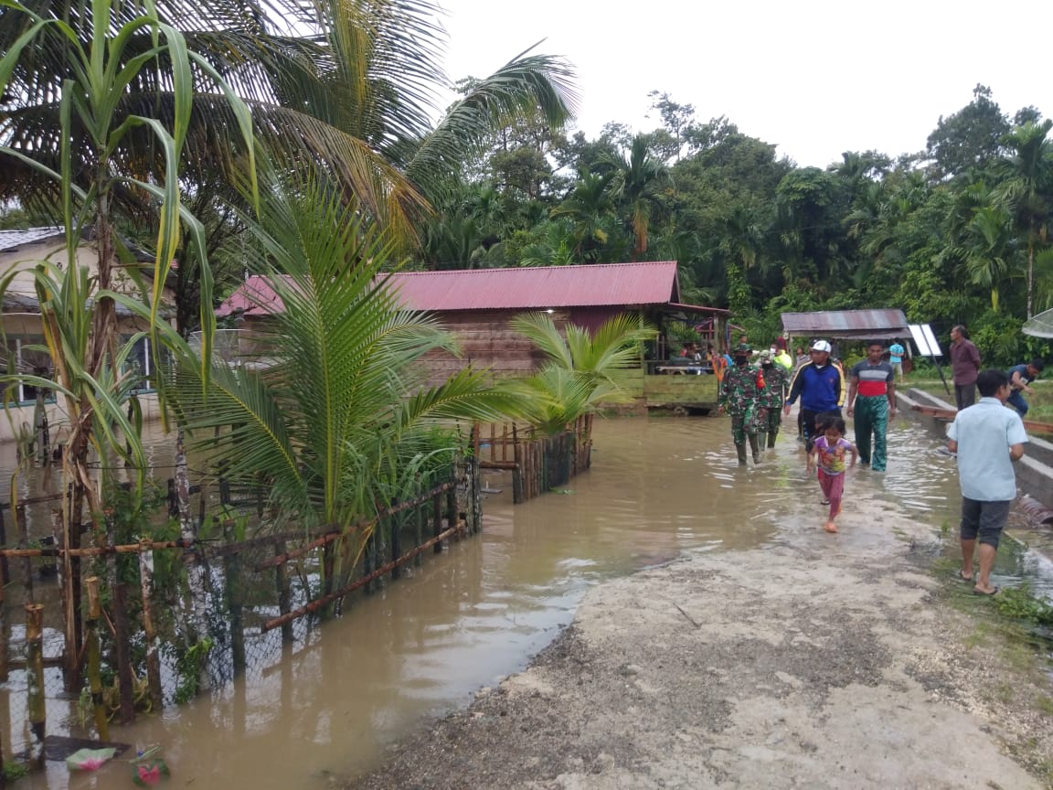 Waspada Banjir Karena Curah Hujan Tinggi, Babinsa Koramil 02/Simeulue Tengah Pantau Desa Binaan