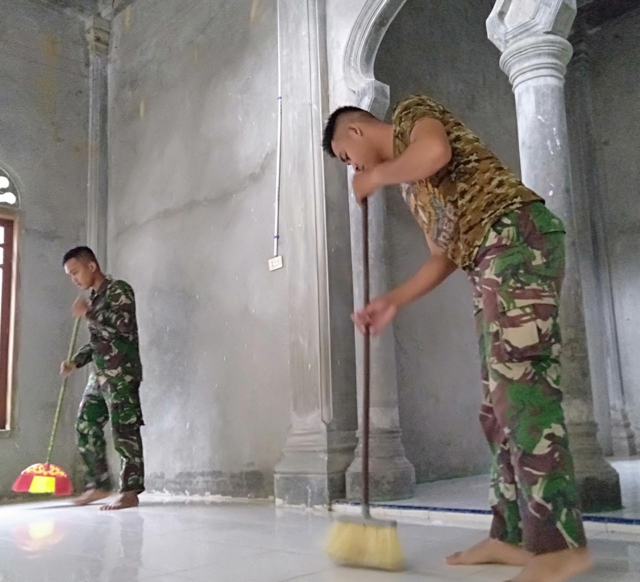 Masyarakat Bersama Satgas TMMD Kodim Nagan Raya Kerja Bakti Bersihkan Lingkungan Masjid