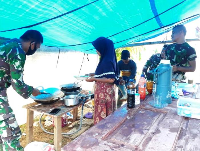 Ini Suasana Keakraban Satgas TMMD ke-108 dan Warga saat Makan Bersama