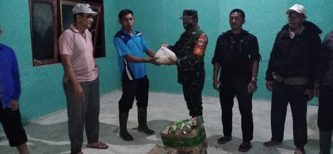 Danramil 05/Simeulue Barat Bersama Muspika bagi Sembako Kepada Korban Banjir