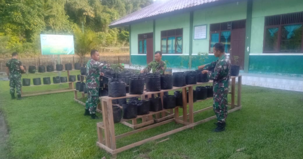 Personel Kodim 0115/Simeulue Lakukan Perawatan Demplot Tanaman Cabai