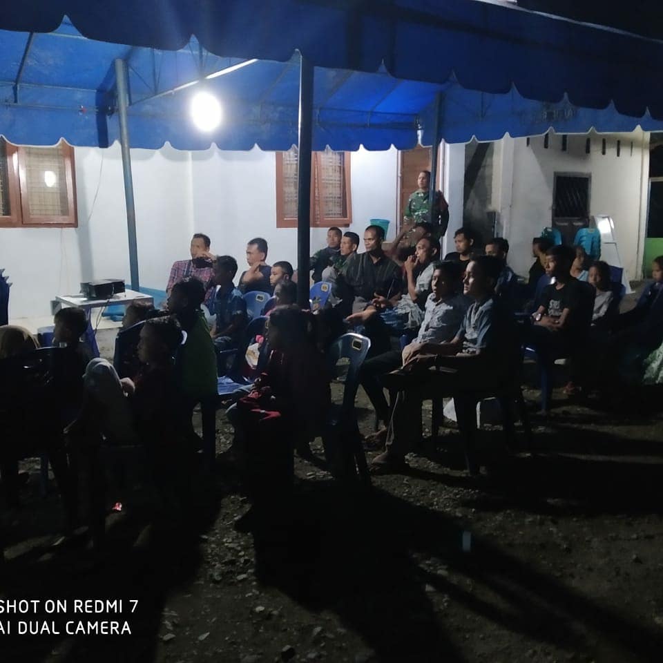Satgas TMMD 108 Kodim 0116/Nara Menyentuh Hati Masyarakat Lewat Nonton Bareng