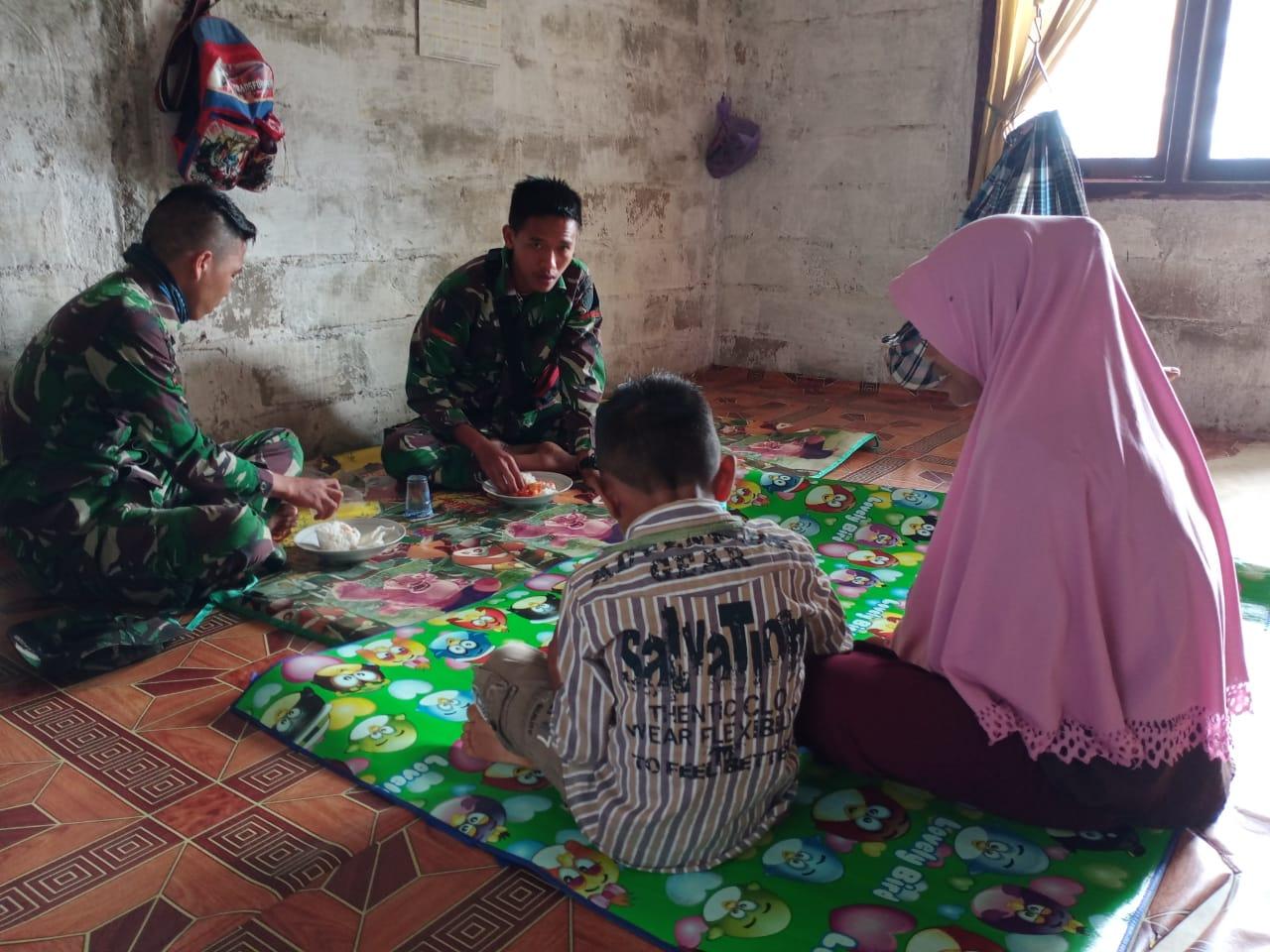 Jalin Silaturrahmi, Satgas TMMD Ke-108 Makan Di Rumah Orang Tua Asuh