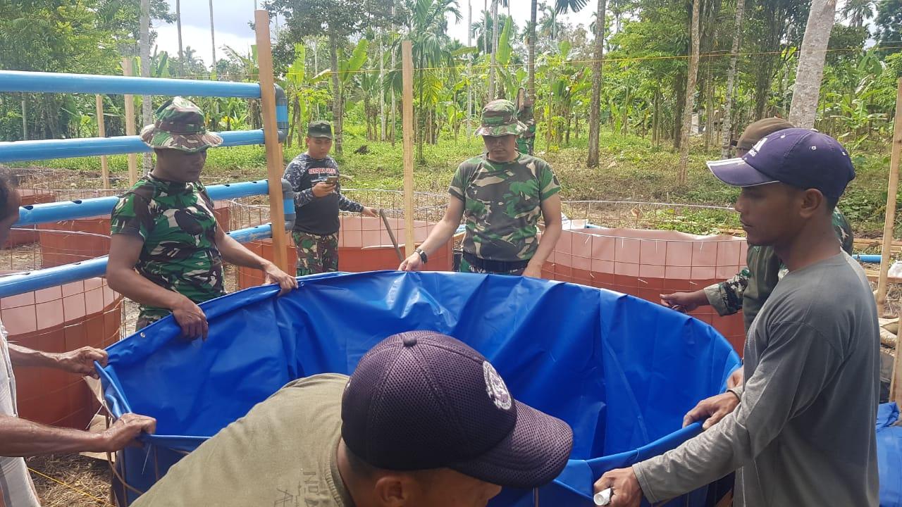 Babinsa Bahu Membahu Bersama Warga Melaksanakan Pembuatan Bioplok dan Hidroponik