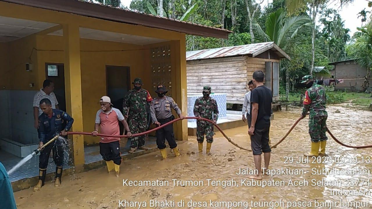 TNI/Polri Dan Damkar Bersinergi Bersihkan Lumpur Sisa Banjir di Trumon Tengah 