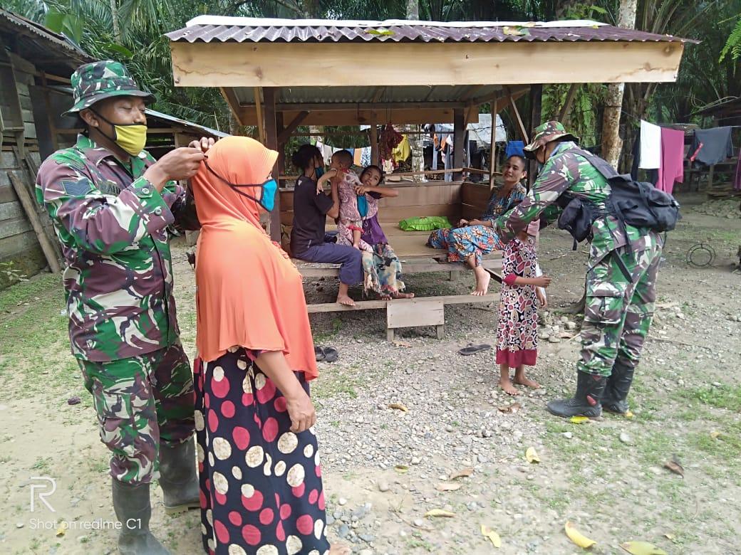 Sosialisasi New Normal , Satgas TMMD 108 Kodim Nagan Raya Bagikan Masker
