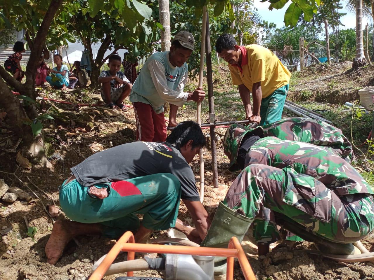 Satgas TMMD Ke-108 Kodim 0105/Abar Bersama Warga Gotong Royong Pembuatan Sumur