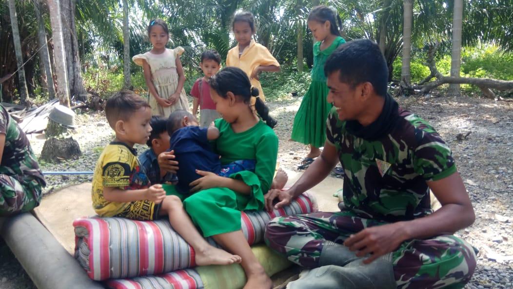 Keakraban dengan anak-anak, Obat Pelepas Lelah Anggota Satgas TMMD Kodim Nagan Raya