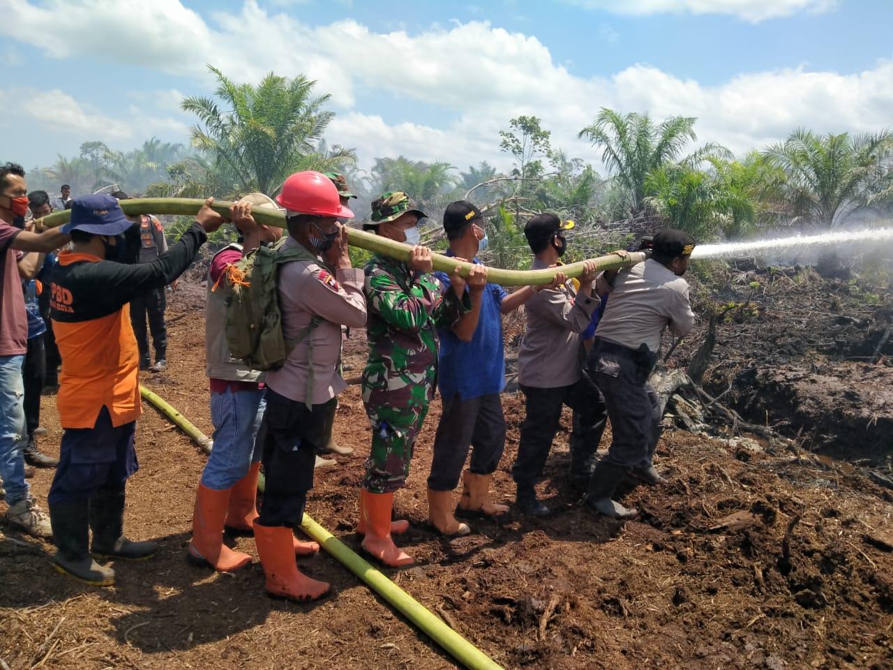 Satgas TMMD 108 Kodim Nagan Raya Terjun Padamkan Karhutla