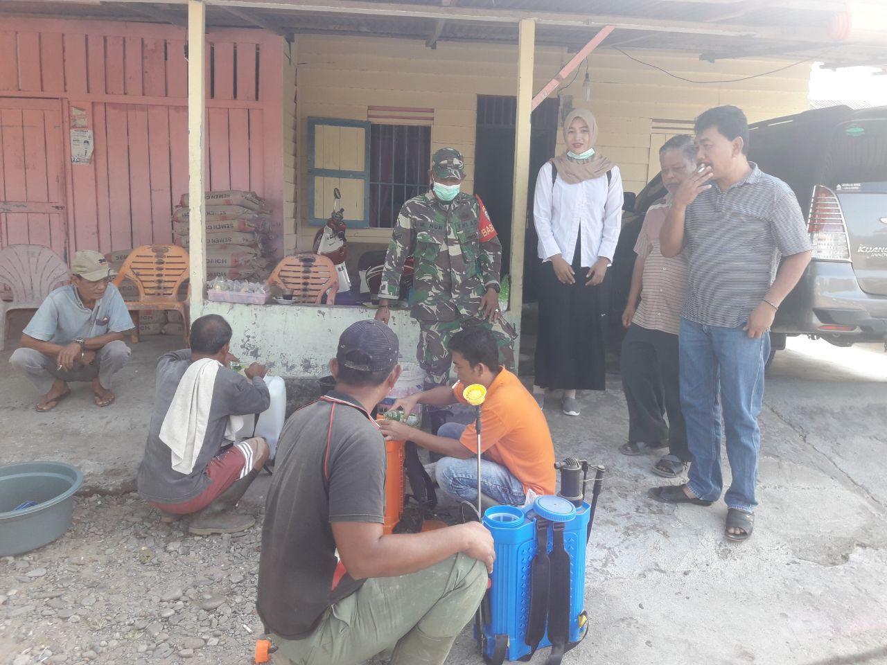 TNI Bersama Muspika Lakukan Penyemprotan Disinfektan Ke Perumahan
