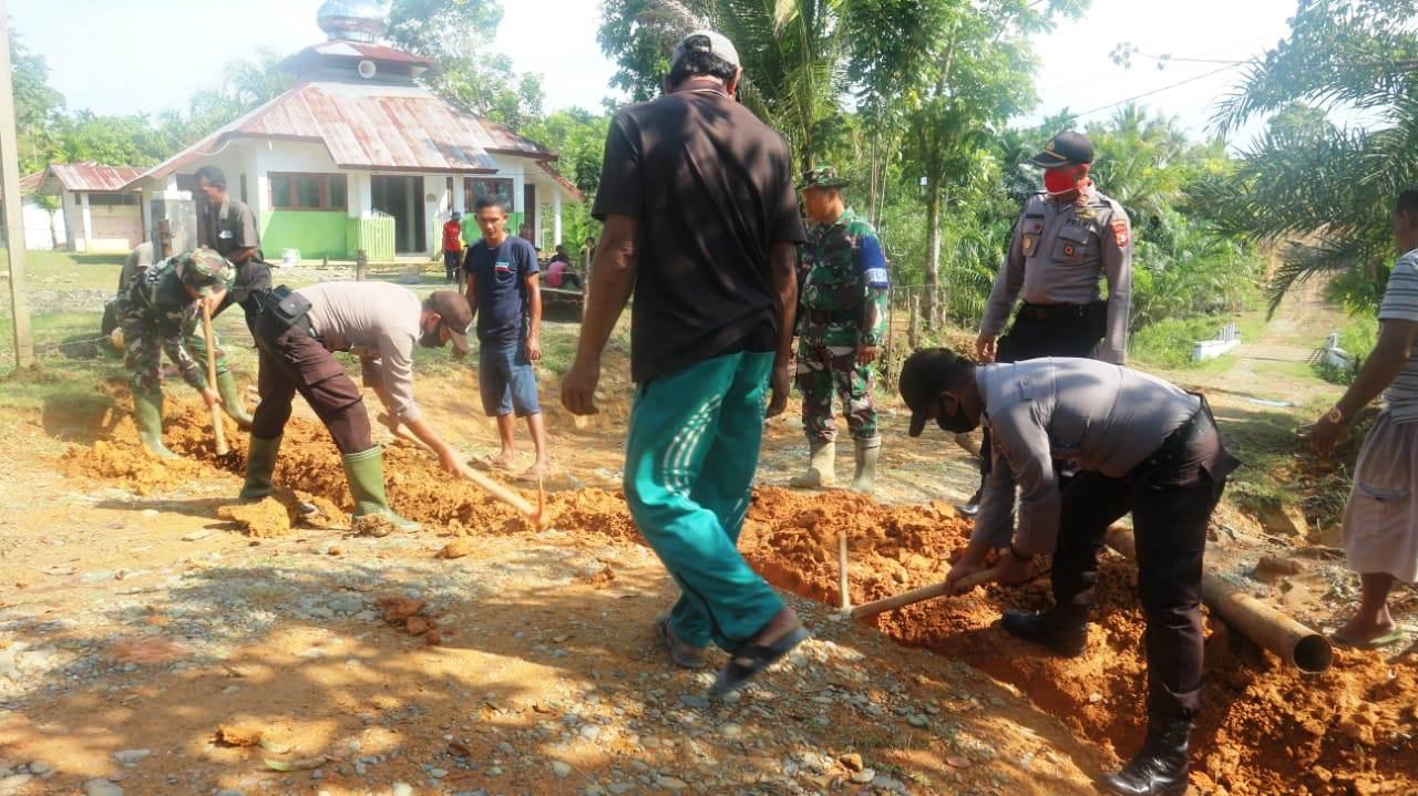 Kekompakan TNI Polri Dan Masyarakat Gali Lobang Paralon Untuk Saluran Air Wudhu