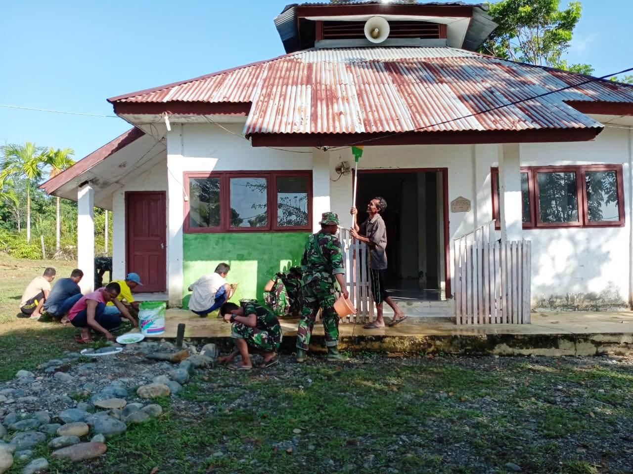 Satgas TMMD Kodim 0105/Abar Memperbaharui Warna Cat Moshola yang Kusam Menjadi Ceria