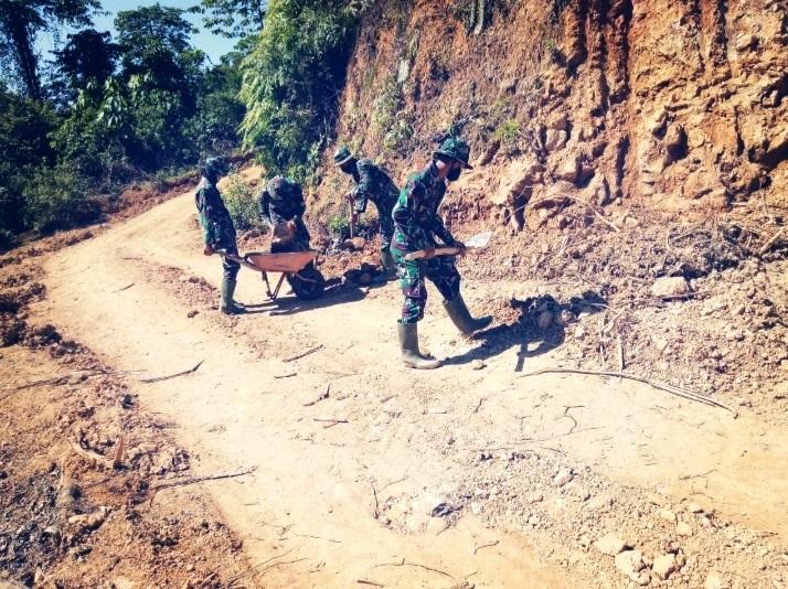 Dampingi Alat Berat, Anggota Satgas (TMMD) Reg Ke-108 Kodim 0105/Aceh Barat Percepat Akses Jalan Tembus