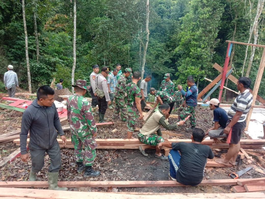 Dandim Aceh Utara Pimpin Perbaikan Makam Cut Meutia