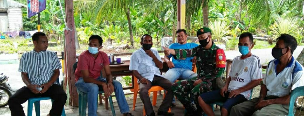 Babinsa Koramil 01/TT Ajak Warga Disiplin Terapkan Protokol Kesehatan