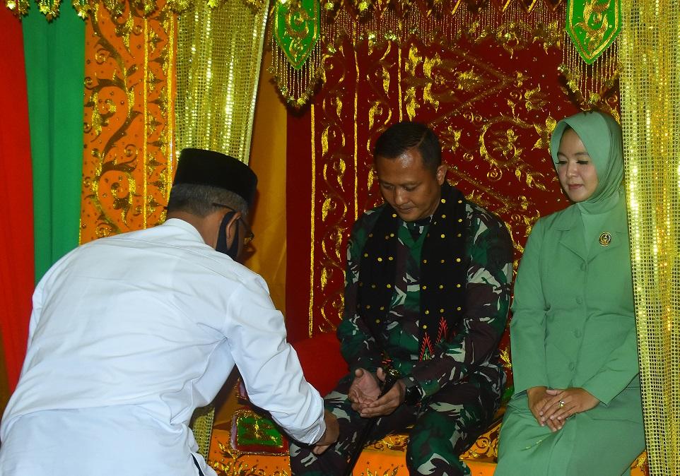 Bupati Nagan Raya Peusijuk Danrem 012/Teuku Umar