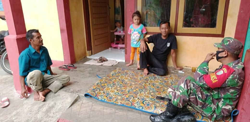 Babinsa Gencar Ingatkan Warga Terapkan Protokol Kesehatan Guna Cegah Covid-19