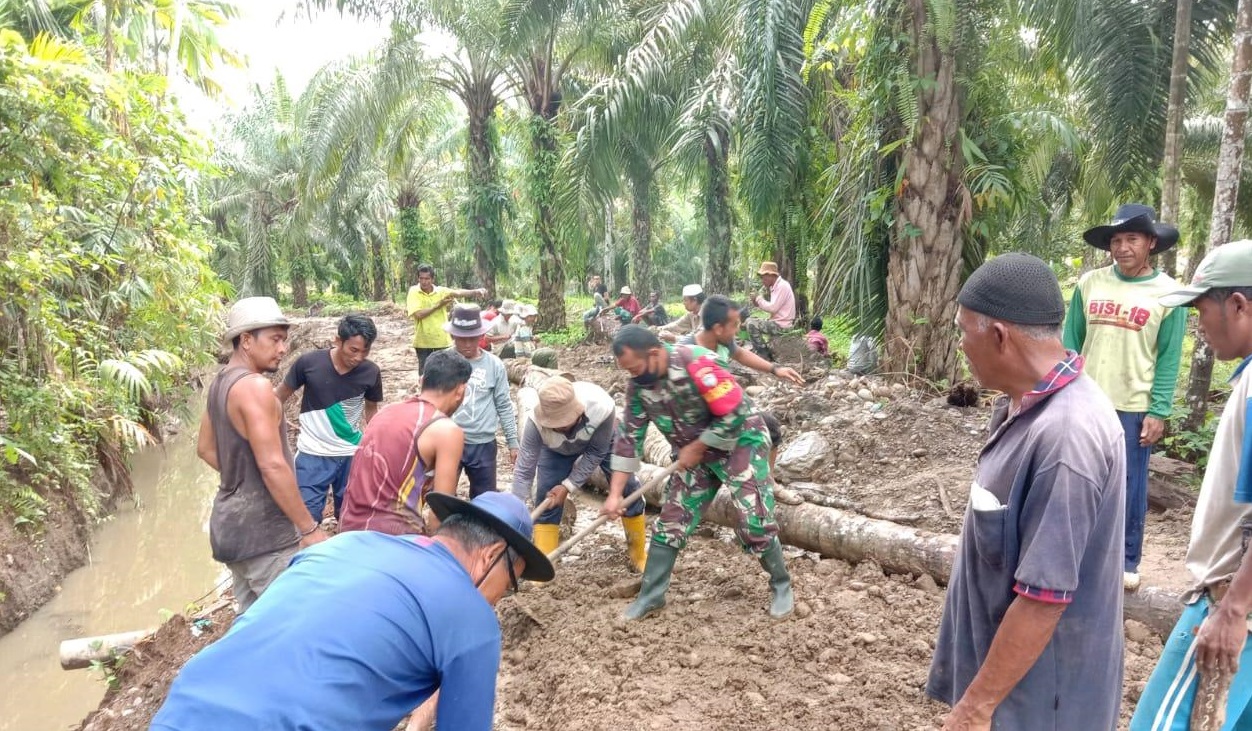 Kopda Sulomo berjibaku Dengan Masyarakat Perbaiki Jembatan dan Jalan Tani di Wilayah Binaan