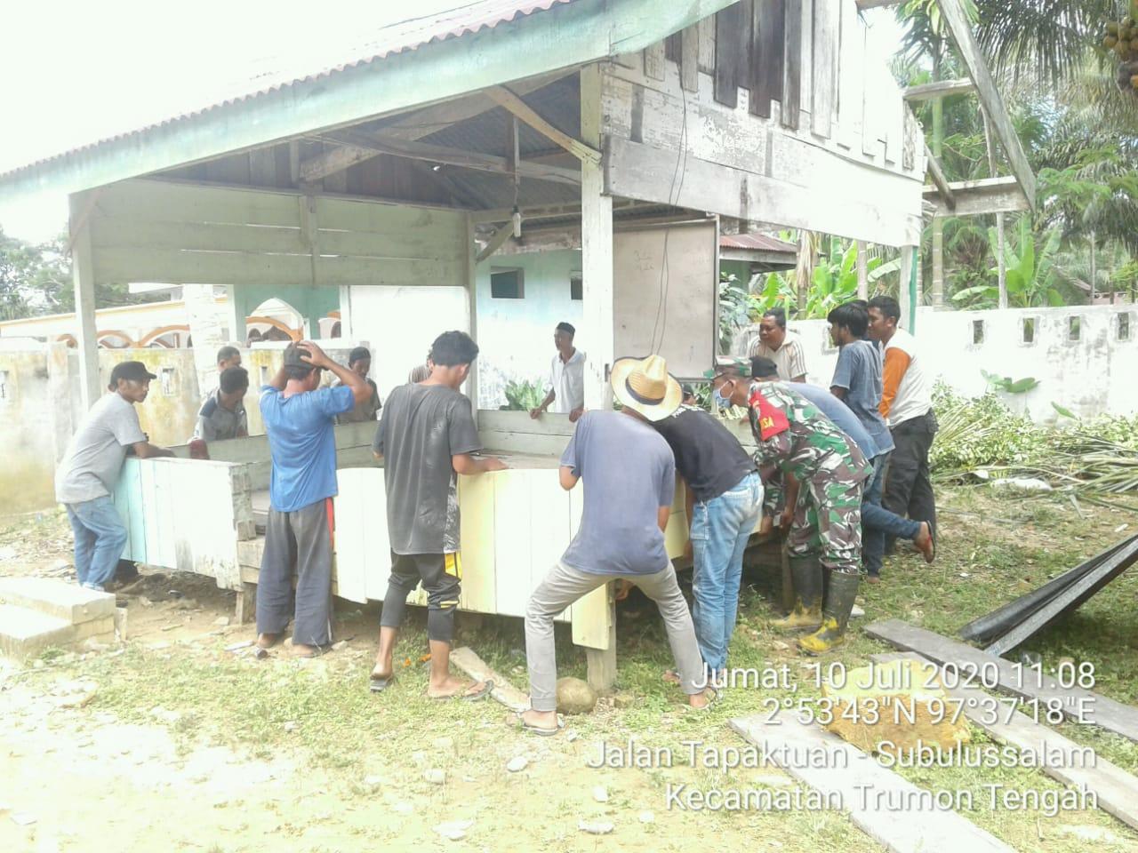 Dengan semangat Gotong Royong, Koptu Supriyadi Bantu Warga Binaanya Memindahkan Balai Pengajian