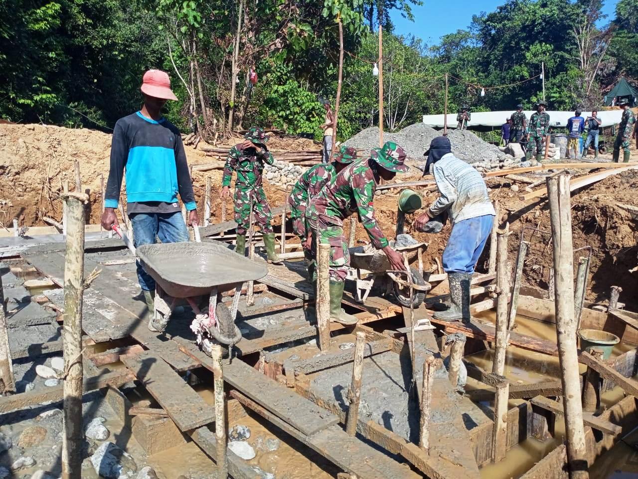Satgas TMMD ke 108 Kodim 0105/Abar Pasang Papan Mal Pondasi Jembatan