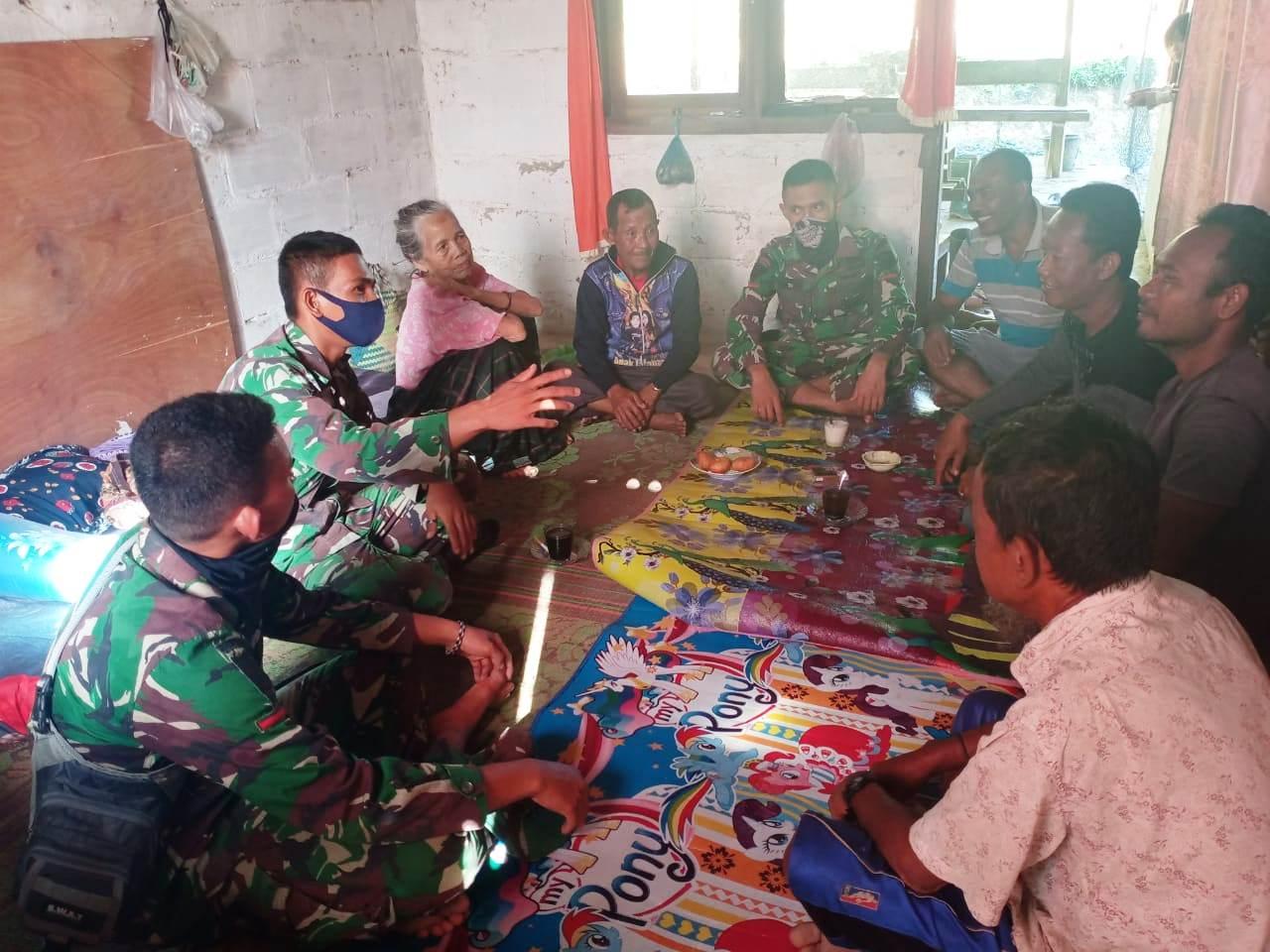 enikmati Secangkil Kopi Bersama Masyarakat, Satgas TMMD Berbaur Dengan Warga