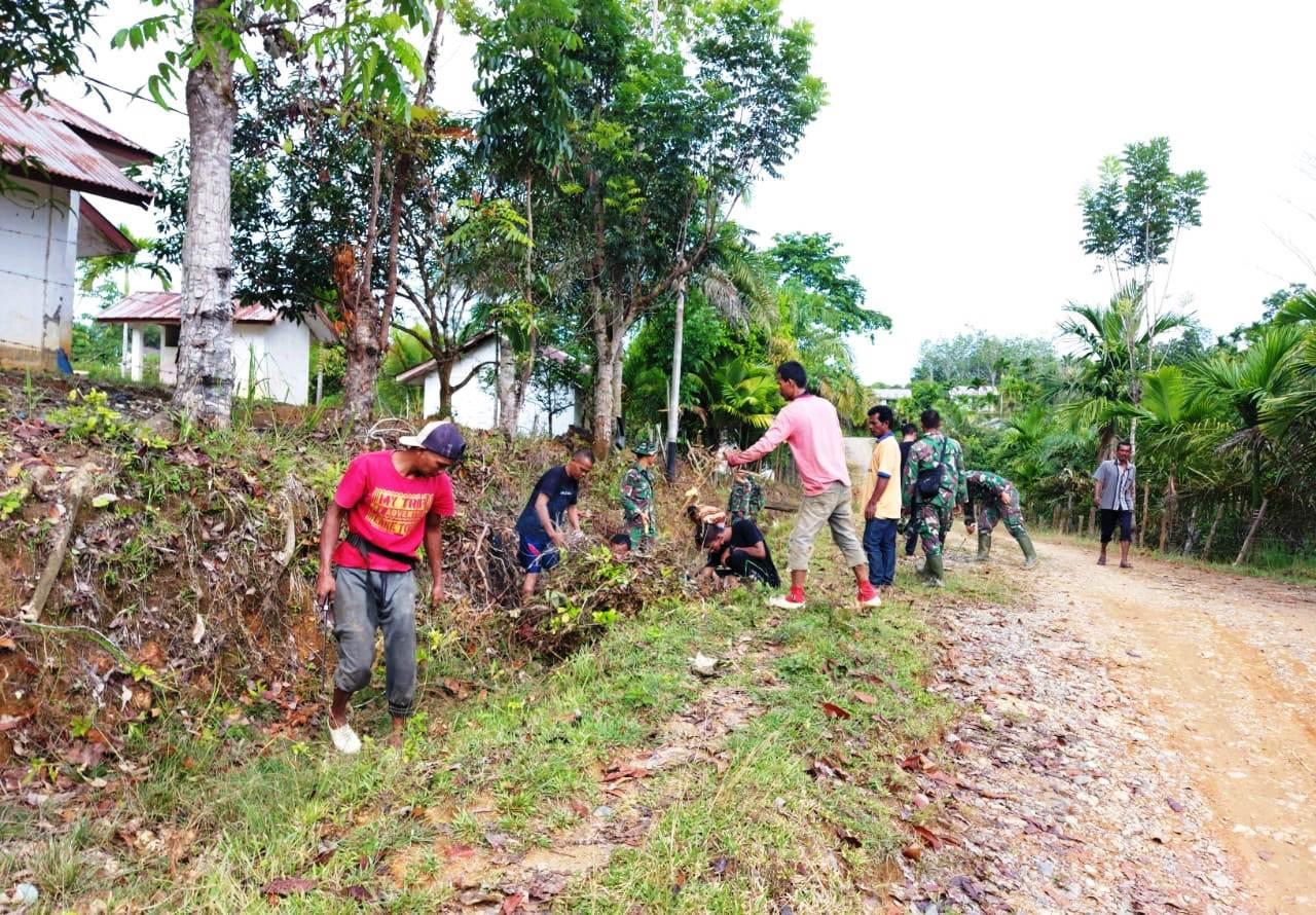 Satgas TMMD Kodim 0105/Abar Bersama Warga Bersihkan Selokan dan Parit