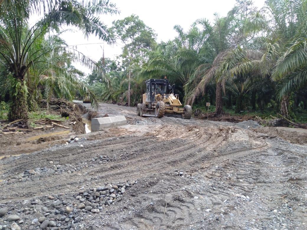 Satgas TMMD ke-108 Kodim 0116/Nara Gunakan Alat Berat