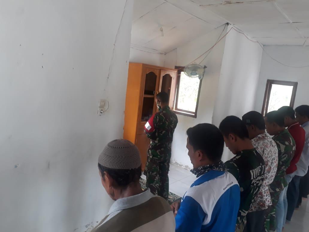 Sholat Zuhur Berjama’ah Di Musolah Al-Ikhlas Dansatgas TMMD Ke-108, Jadi Imam
