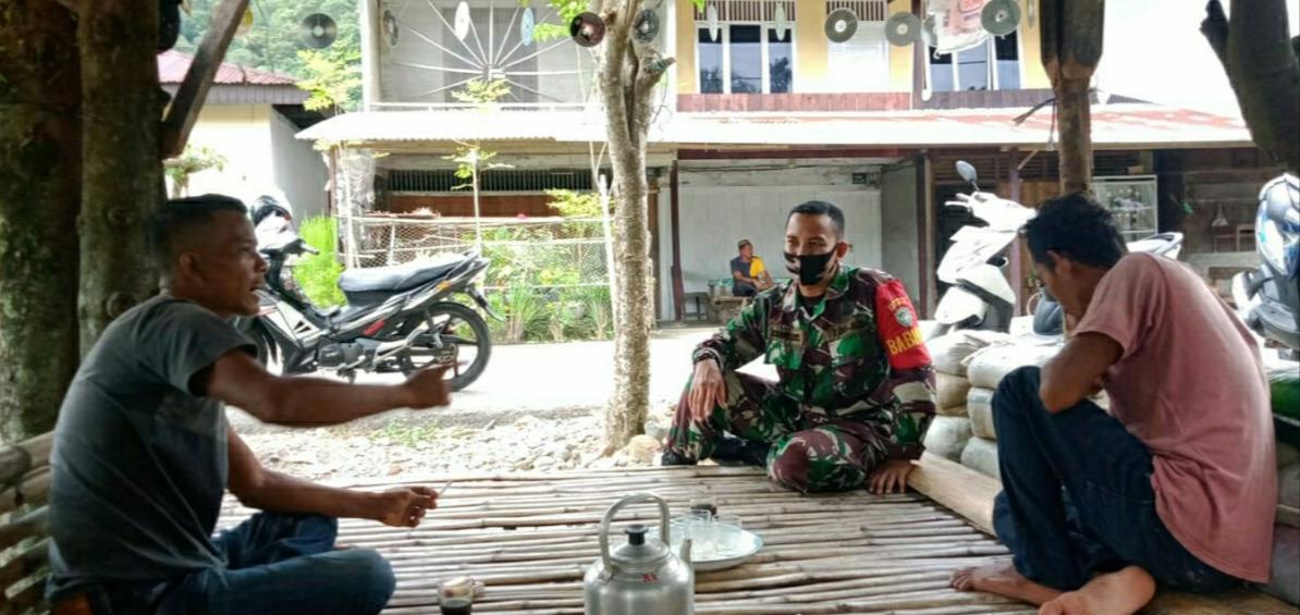 Perkokoh Hubungan Sinergitas Dengan Masyarakat, Serda Tonny Komsos ke Desa Binaan