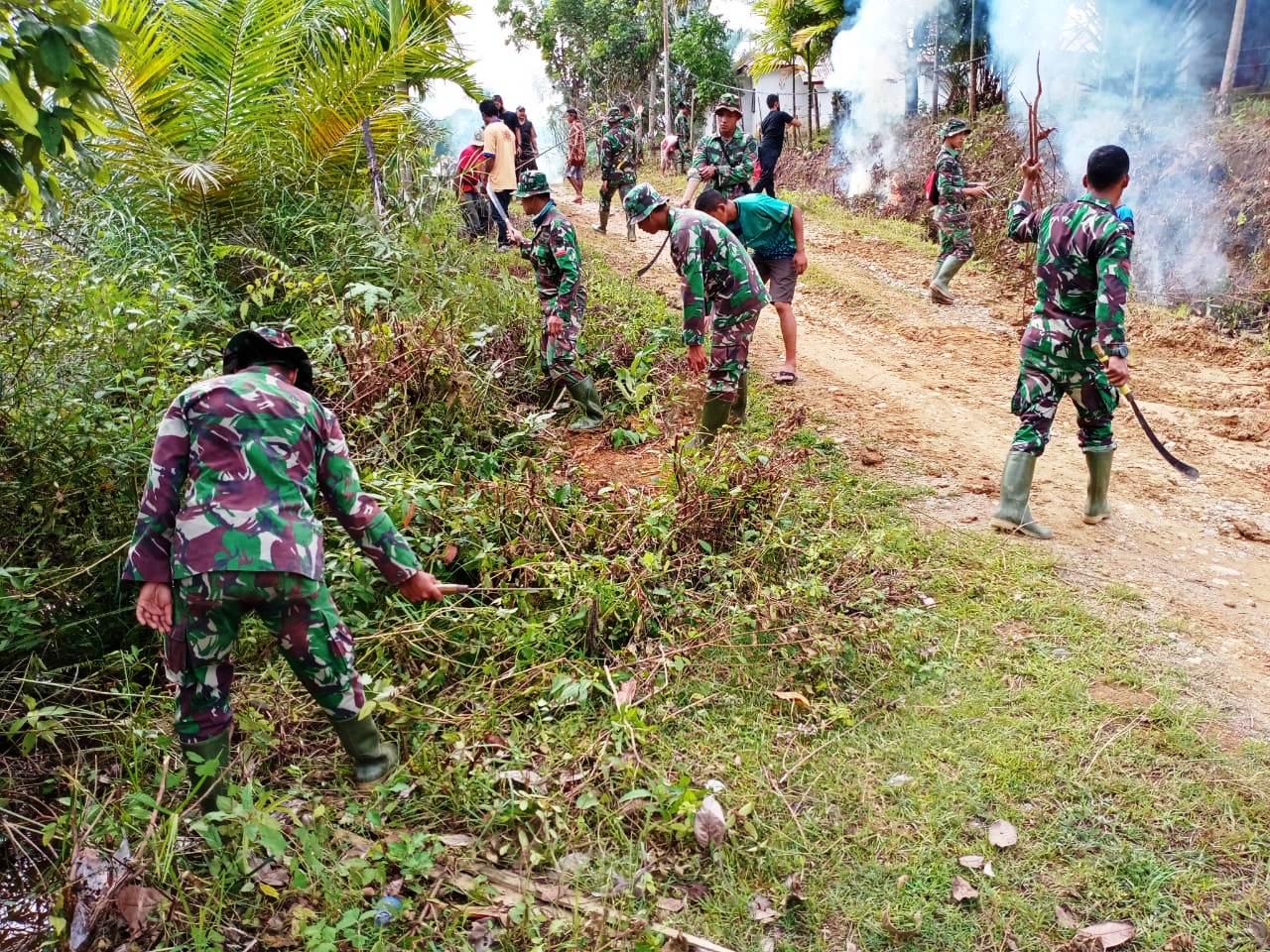 Awali Aktivitas Pagi Satgas TMMD Dengan Penuh Semangat Laksanakan Gotong Royong