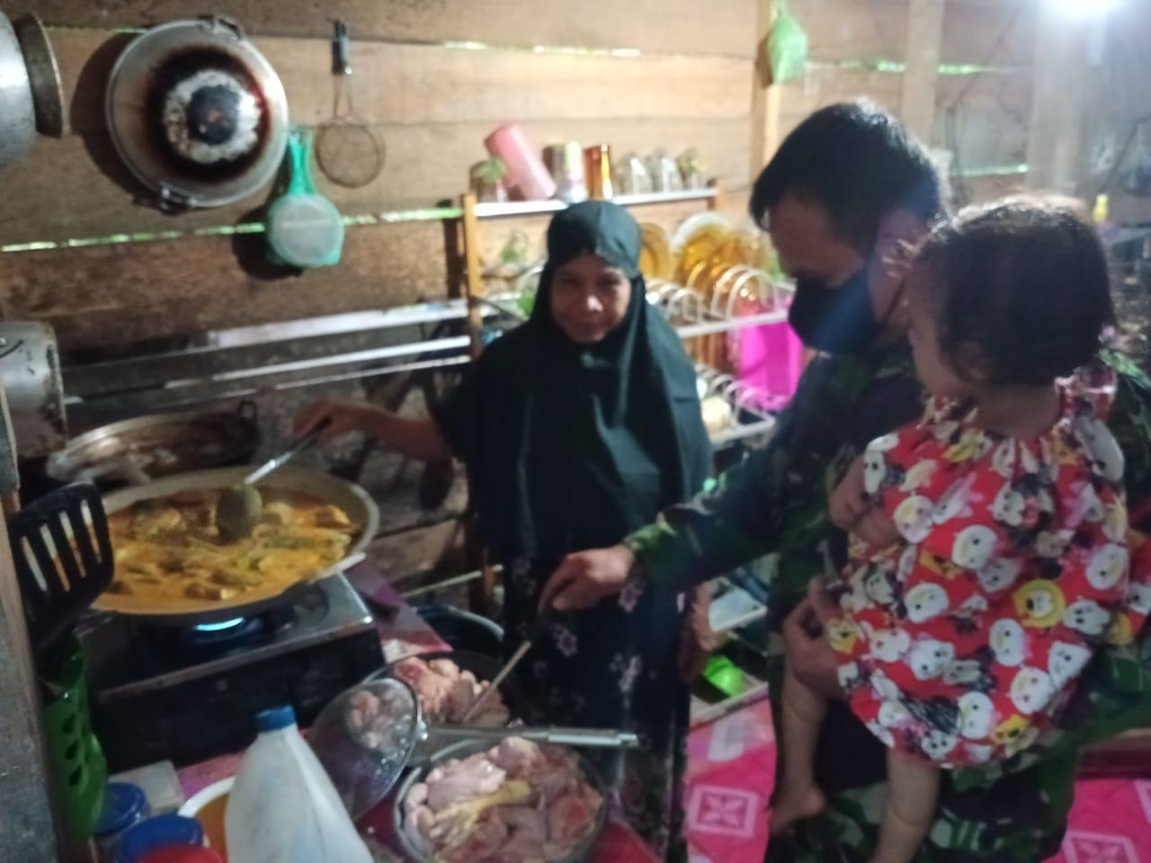 Rasa Kekeluargaan Dan Kebersamaan Satgas TMMD Bersama Ibu Angkat