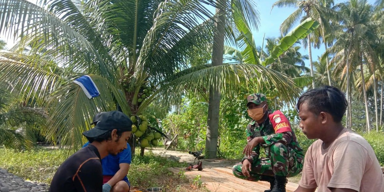 Cegah dan Deteksi Dini Terjadinya Karhutla, Kopda Rudi Atria Komsos Dengan Masyarakat Desa Binaan