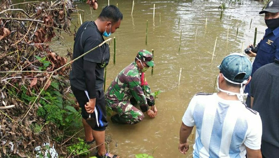 Babinsa Koramil 07/Kluet Selatan Hadiri Kagiatan Penanaman Pohon Mangrove