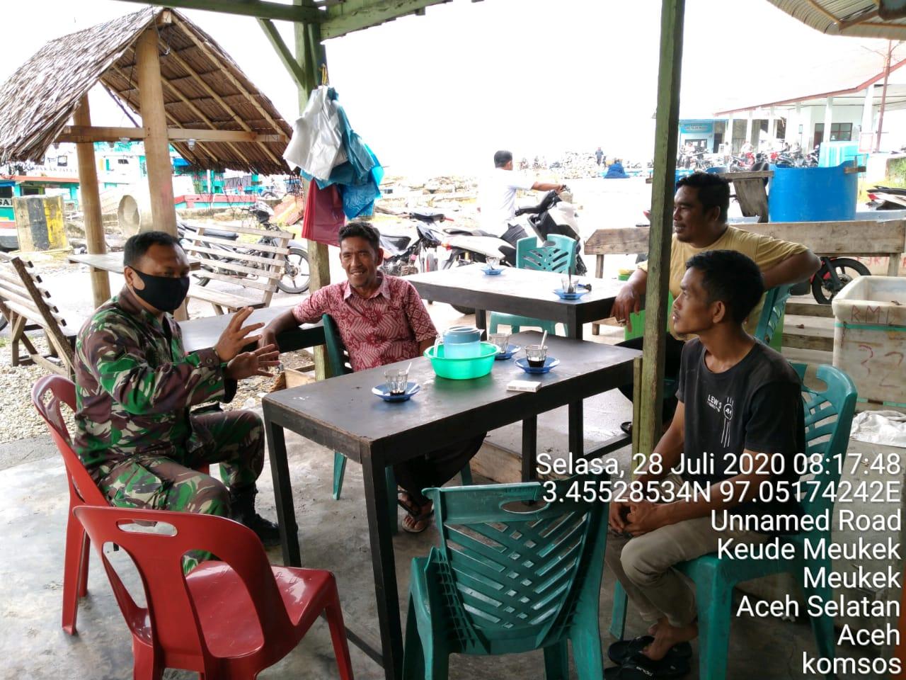 Babinsa Koramil 03/Meukek Keliling Desa Binaan Guna Pastikan Wilayah Aman dan Kondusif
