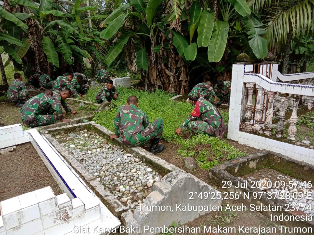 Sambut Hari Raya Idul Adha, TNI di Trumon Lakukan Aksi Sosial Dengan Membesihkan Lingkungan dan Makam Raja Trumon