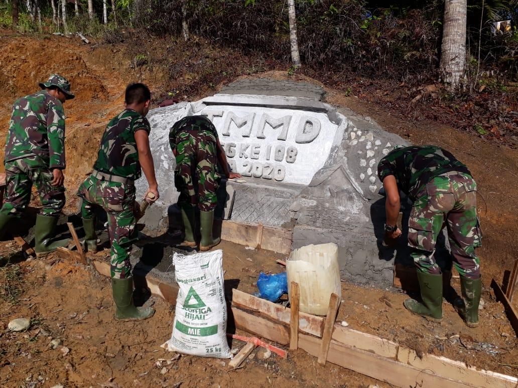 Pembuatan Tugu Prasasti TMMD Ke-108 Capai 70% Jadi Saksi Kemanunggalan TNI Bersama Rakyat Didesa Lango