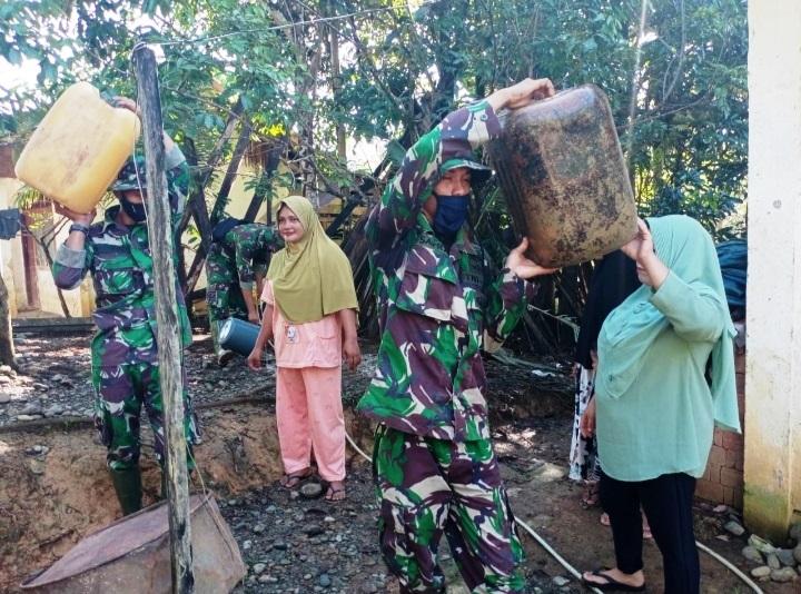 Satgas TMMD Ke-108 Inisiatif Memikul Jerigen 35 Liter Bantu Warga Atasi Krisis Air