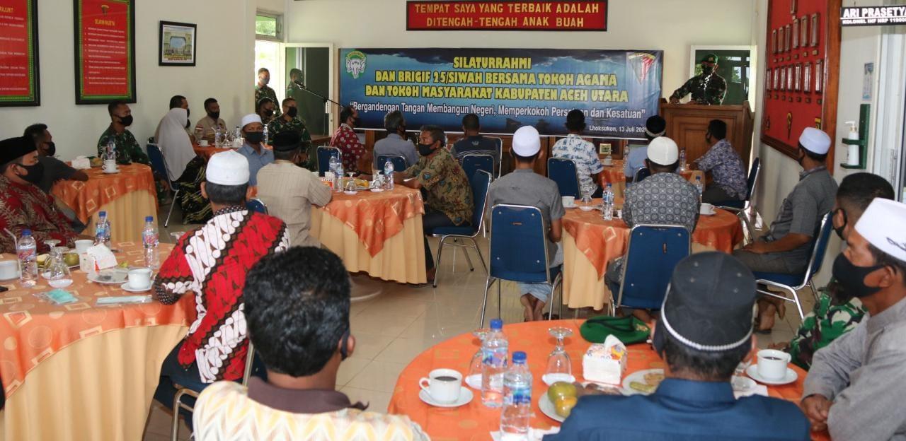 Bangun Kebersamaan Danbrigif 25/Siwah Jalin Komunikasi Sosial dengan Komponen Masyarakat